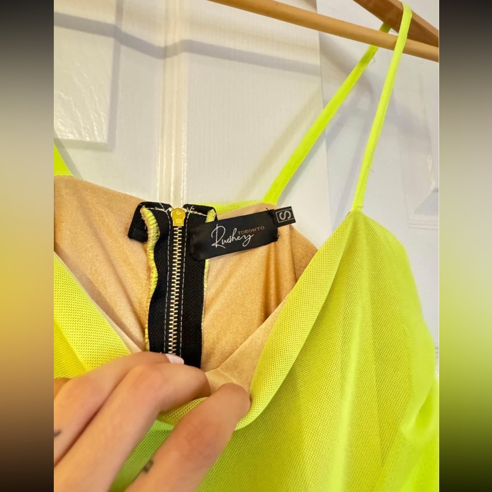 PrettyLittleThing Neon Yellow Ruched Mini Dress - Picture 3 of 4